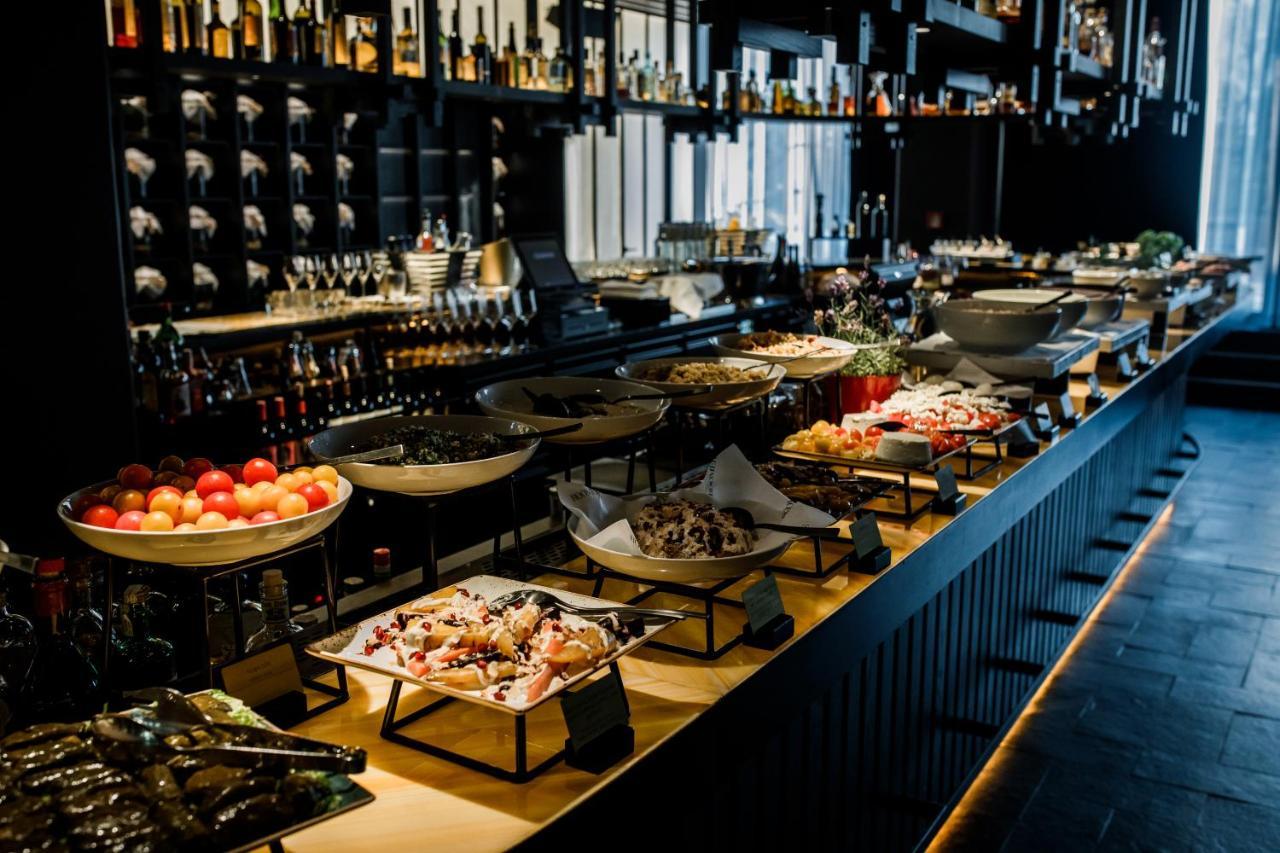 Roomers Munich, Autograph Collection Екстериор снимка The bar at the restaurant