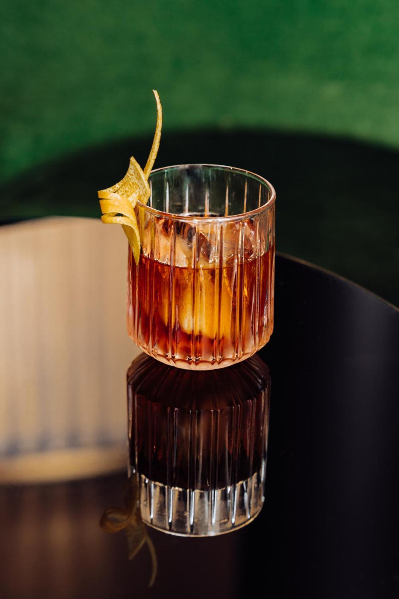 Roomers Munich, Autograph Collection Екстериор снимка A Manhattan cocktail