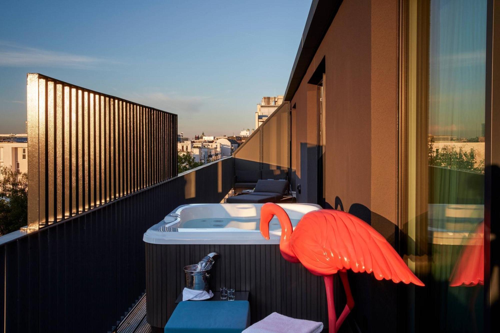 Roomers Munich, Autograph Collection Екстериор снимка A rooftop hot tub