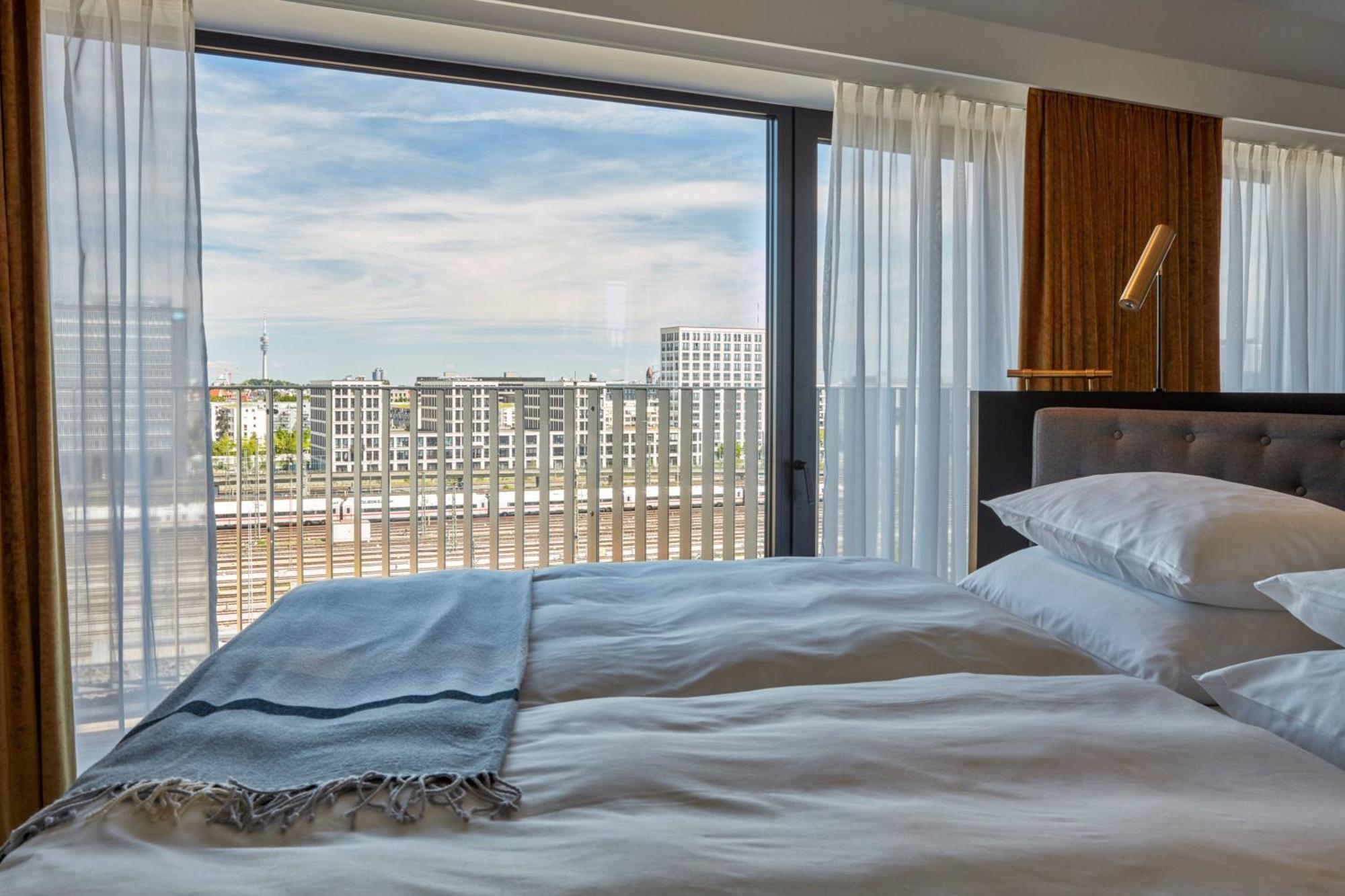 Roomers Munich, Autograph Collection Екстериор снимка A bedroom at the hotel