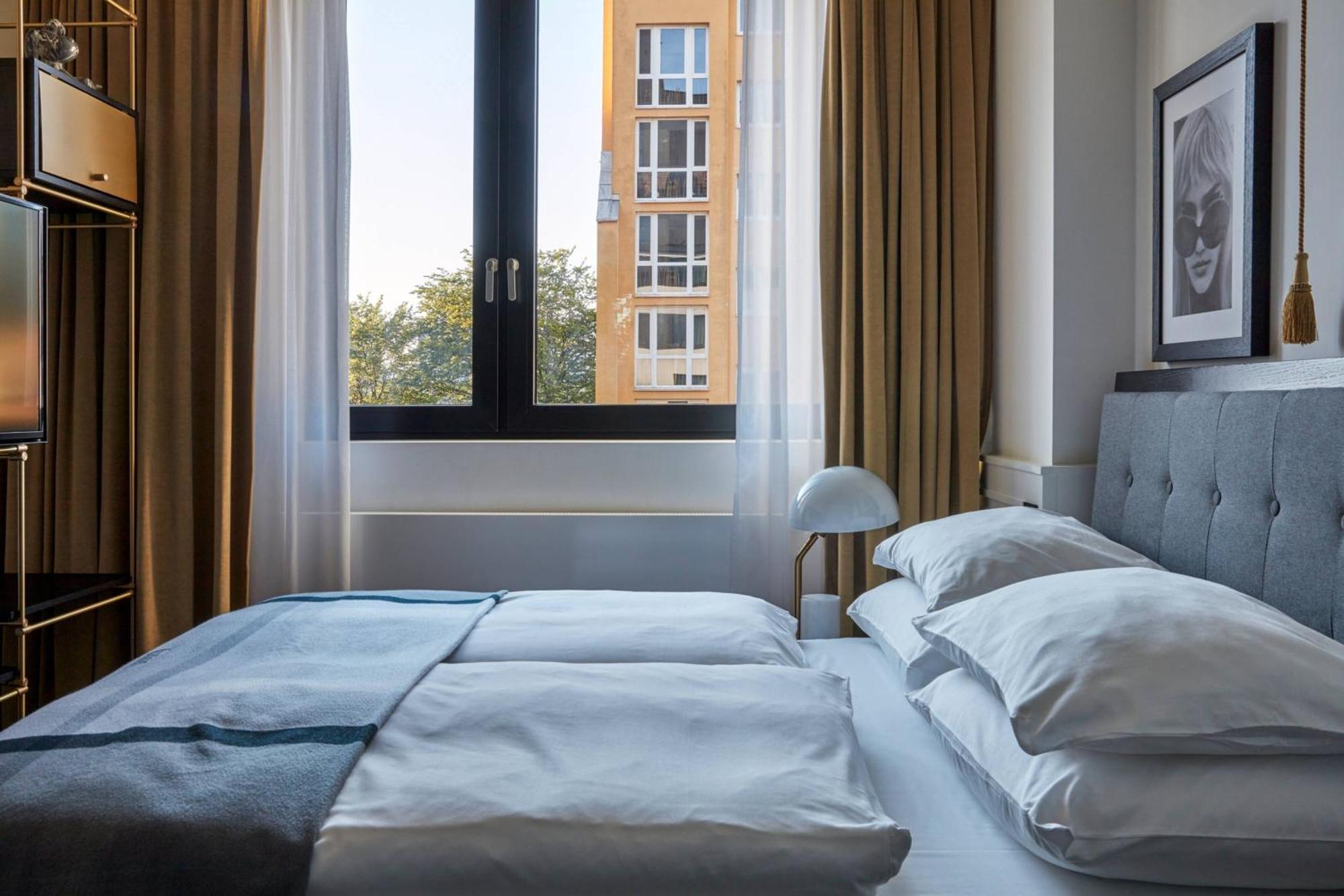 Roomers Munich, Autograph Collection Екстериор снимка A bedroom at the hotel