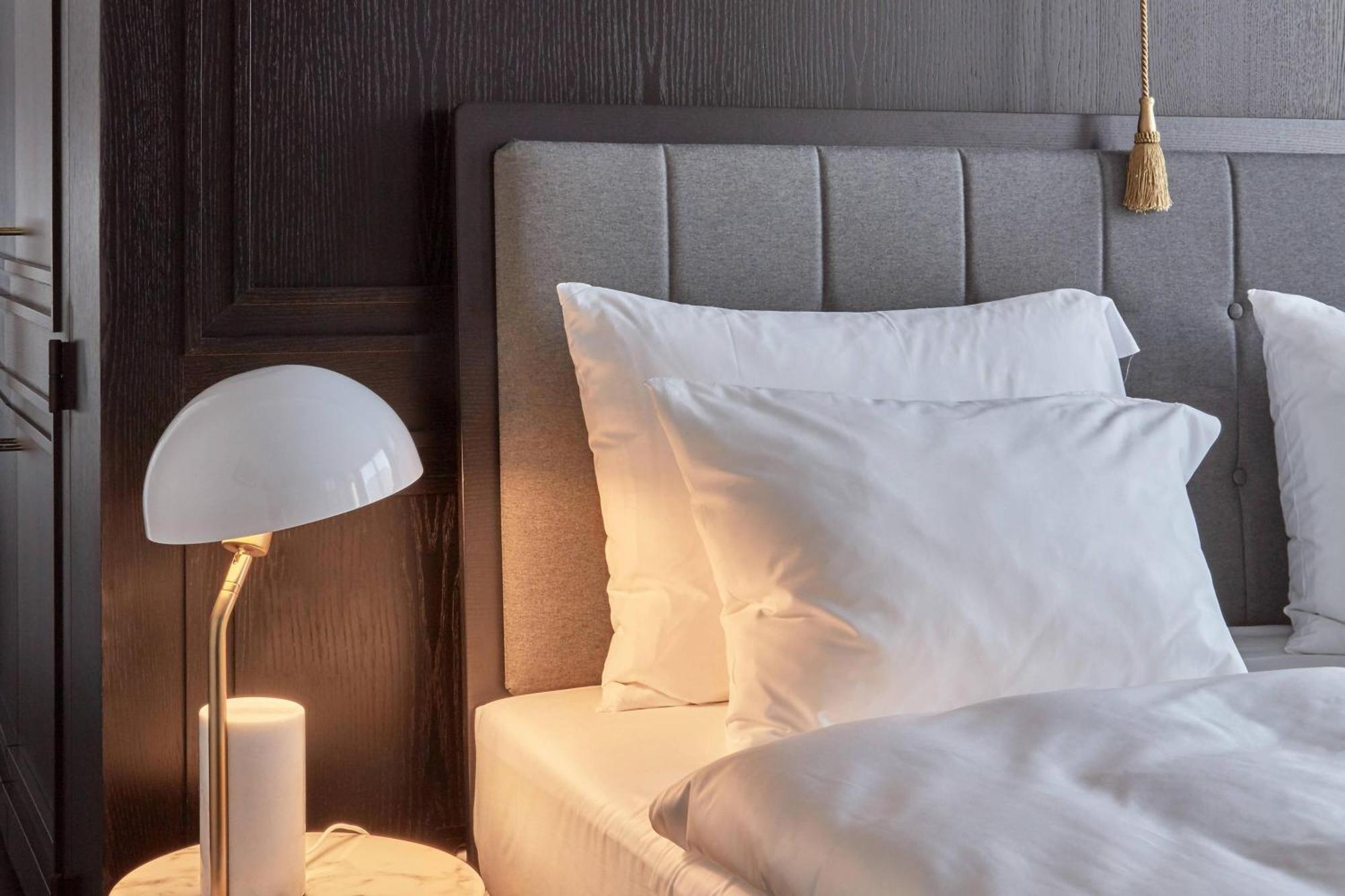 Roomers Munich, Autograph Collection Екстериор снимка A bed with pillows