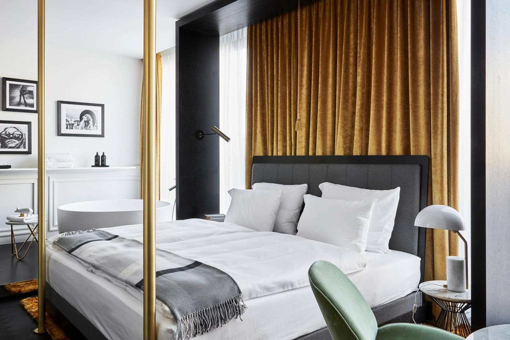 Roomers Munich, Autograph Collection Екстериор снимка A room at the Hotel Axelmannstein