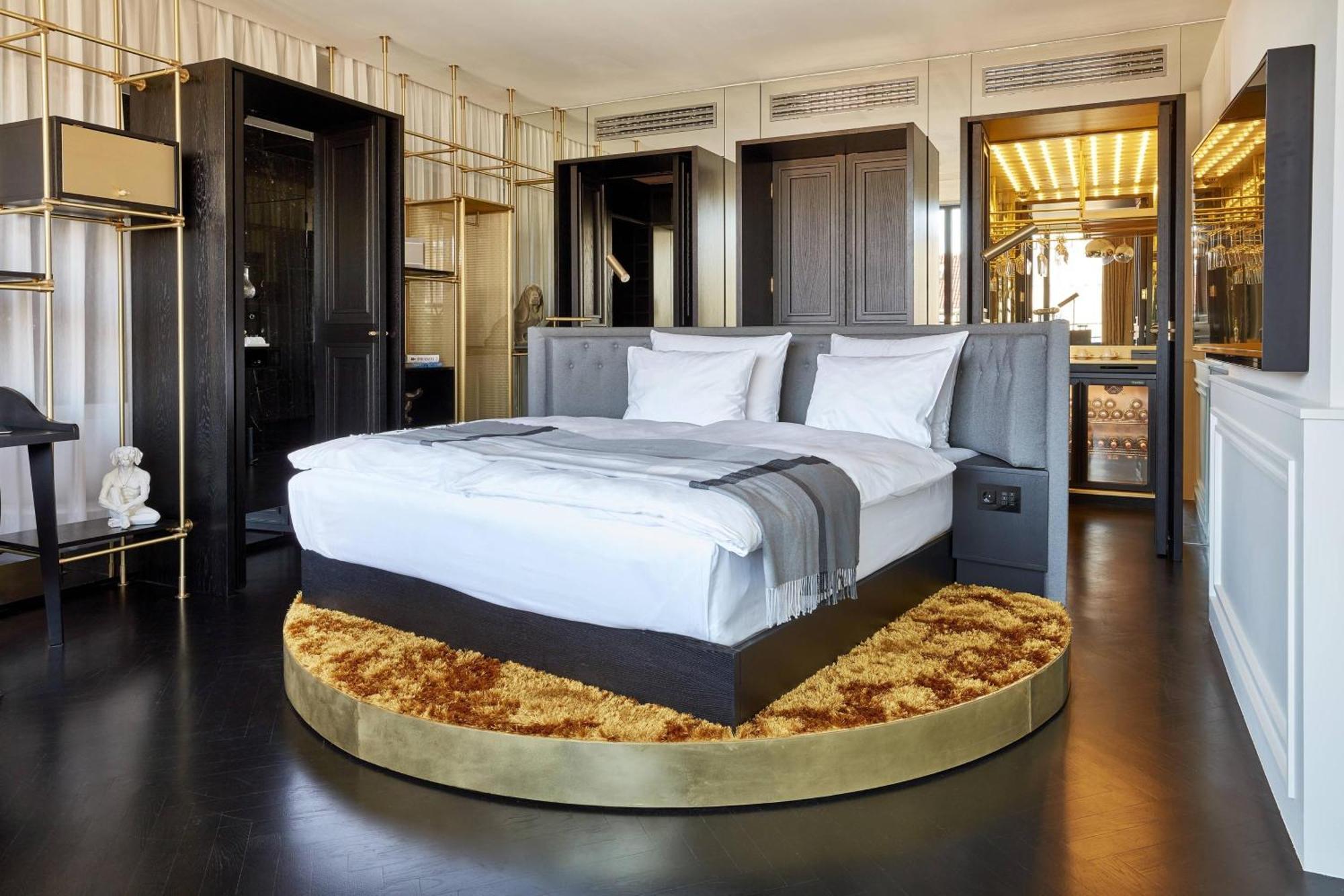 Roomers Munich, Autograph Collection Екстериор снимка A bedroom at the Mandarin Oriental, Munich