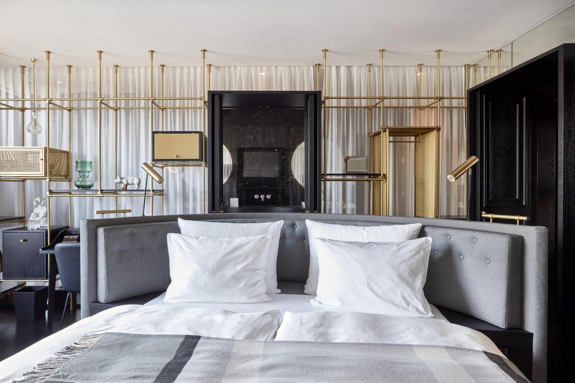 Roomers Munich, Autograph Collection Екстериор снимка A bedroom at the Mandarin Oriental